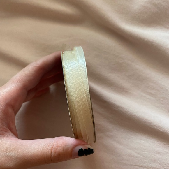 Vintage cream ribbon spool - Picture 2 of 3